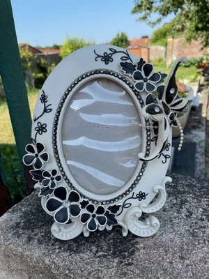 CADRE PHOTO BLANC ET NOIR DECOR FLEURS ET PAPILLON DE 22 X 15,5 cm - Photo 1/4
