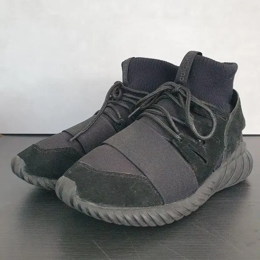 Adidas Turtles Doom Triple Black Sneakers (260) - Pre-Owned thumbnail 3