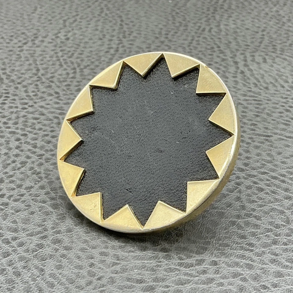 Anillo de cóctel House Of Harlow llamativo Sunburst tono dorado incrustación de cuero negro 7 Foto 2 de 4