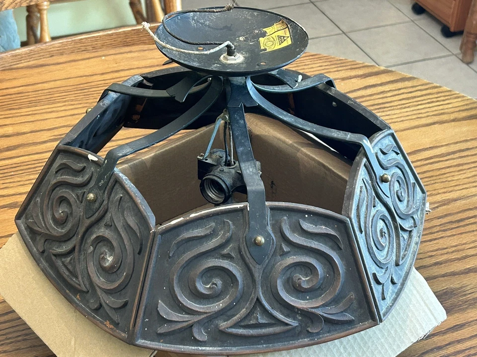 Lámpara de techo gótica de hierro forjado Thomas MOE de seis caras de colección Foto 2 de 4