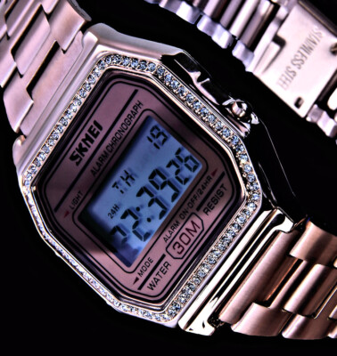Digital Damen Armband Frauen Uhr Rose Gold Farben Blaues Licht Strass 