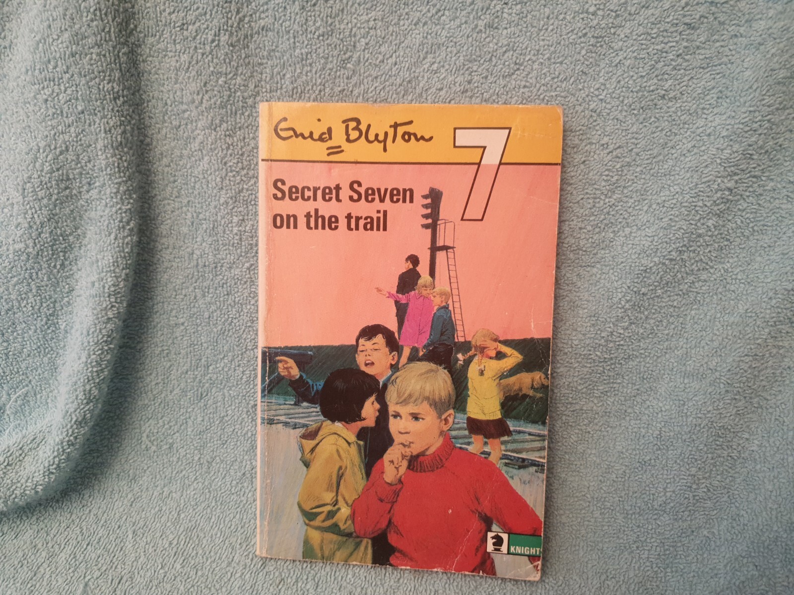 SECRET SEVEN ON THE TRAIL Enid Blyton