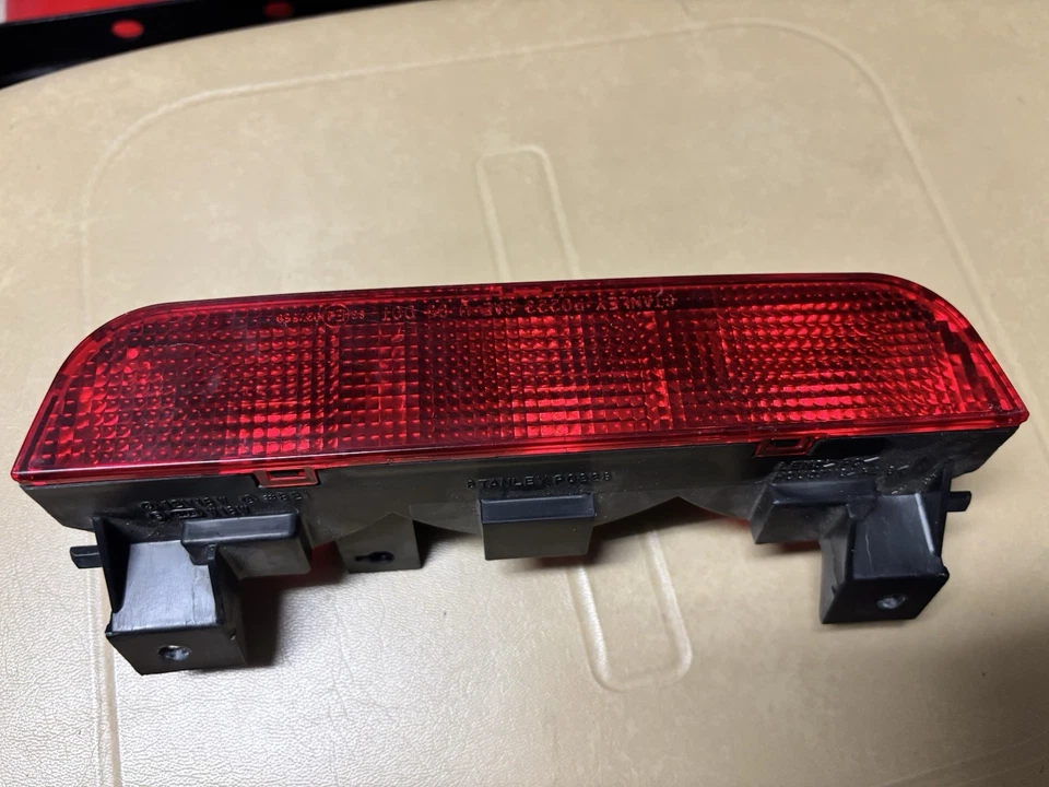 2000 01 02 03 2004 三菱 Montero 限量后部 3rd 高安装尾灯 OE — 第 2/2 张图片