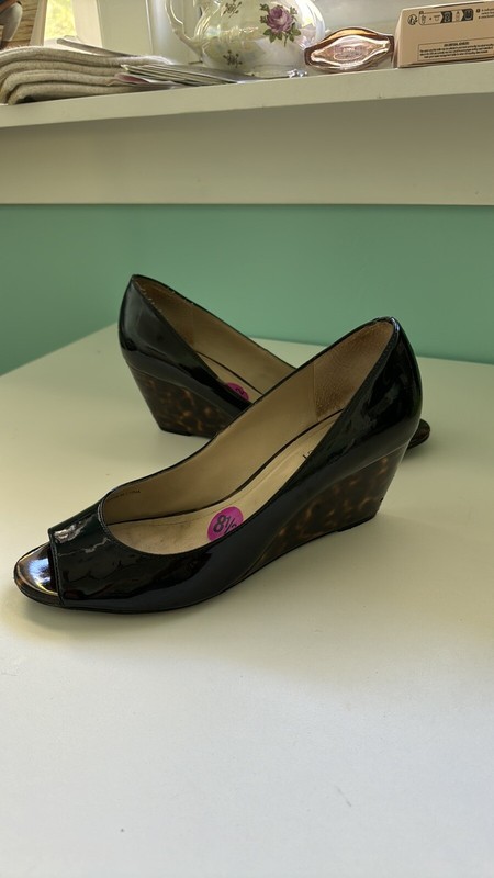 ELLEN TRACY Shoes 8.5 Black Wedge Patent N Leopard Peep Toe