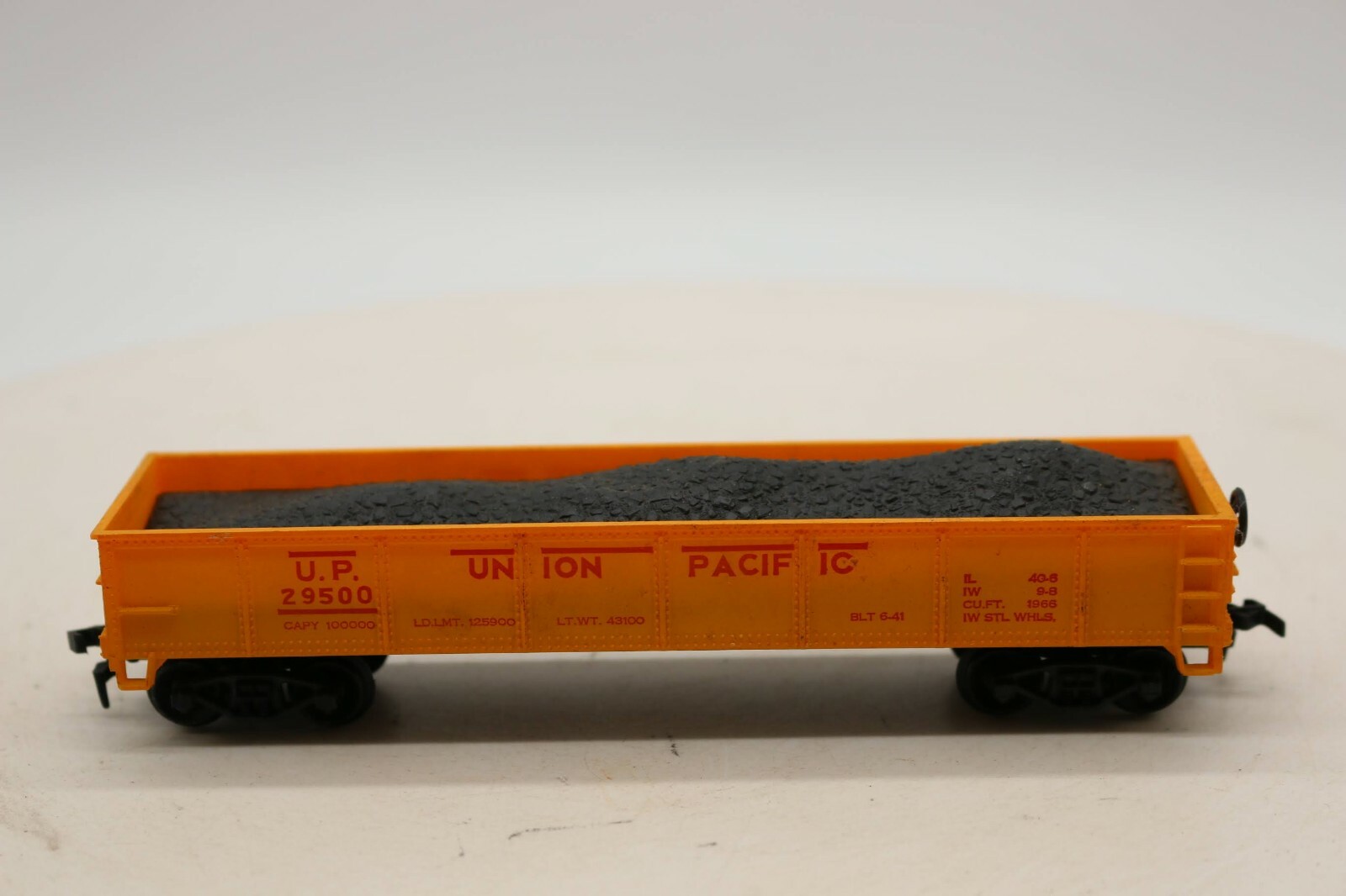 HO scale Union Pacific Yellow gondola w/ coal load UP 29500