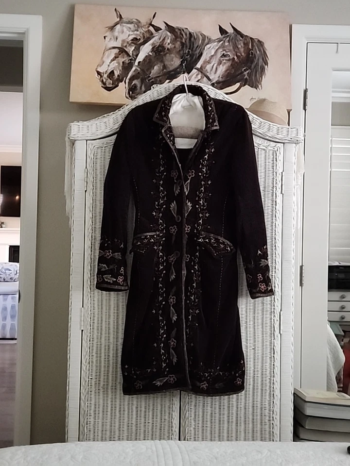 Casaco bordado de veludo marrom TWO TEN FIVE 2.10.10.5. XS PEQUENO EXCELENTE - Imagem 3 de 4