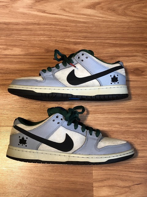 nike sb dunk low maple leaf