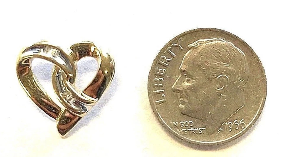 Colgante corazón abierto simple de oro amarillo de 10 quilates con diamantes baguette acentuados P342 Foto 2 de 2