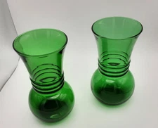Set of 2 Vintage Anchor Hocking Glass Emerald Green Flared Ribbed Vases 