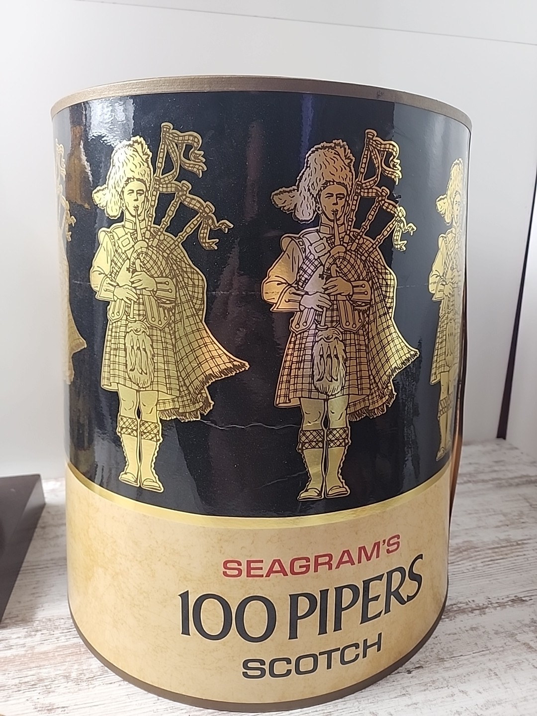 Segrams 100 Pipers Scotch Whiskey Vintage Light