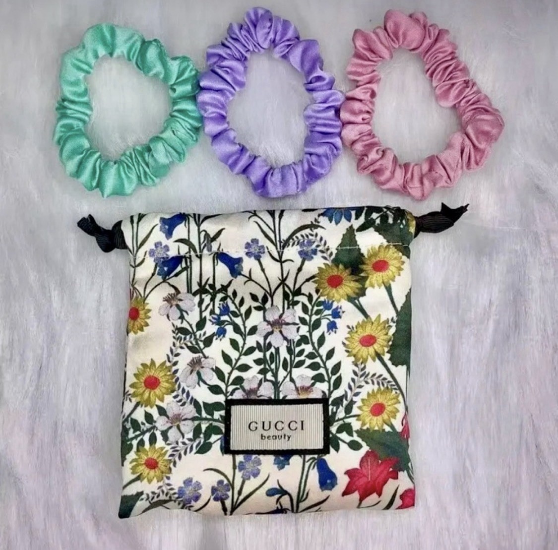 GUCCI Beauty Floral Pouch + 3 Silk Scrunchies Set BN Sealed  display picture 3