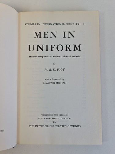 Men in Uniform: Military Manpower in Modern Industrial Societies, Foot - HB 1961 - Imagen 7 de 10