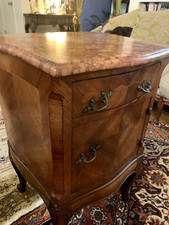 Antico pezzo o comodino con accento francese con anta singola e cassetto.