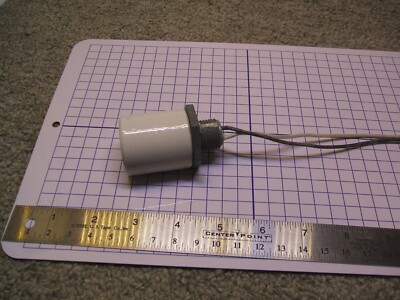 1 MEDIUM PORCELAIN SOCKET LAMPHOLDER 1/2'' CONDUIT THREADED NIPPLE STEM 12'' WIRE
