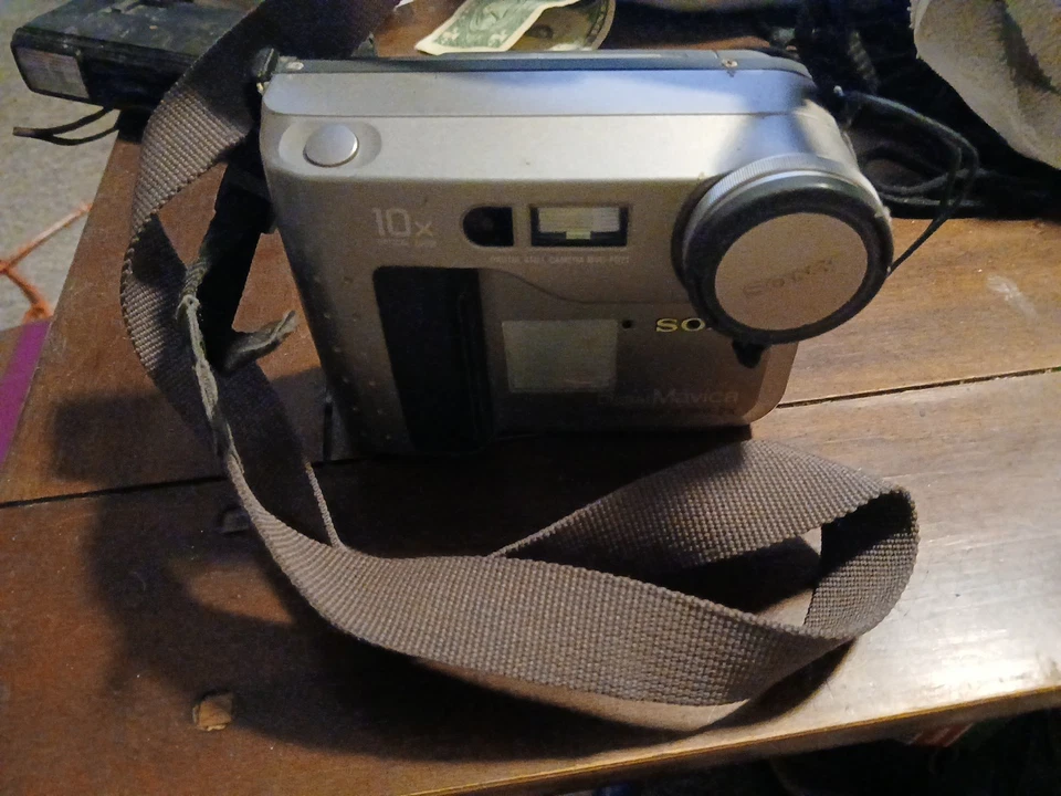 Sony FD Mavica Digital Floppy Disk Camera MVC-FD71 - Image 2 of 4