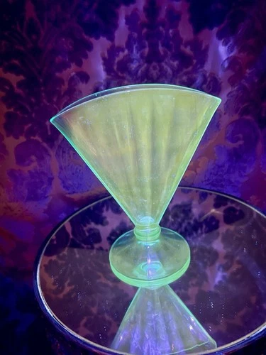 💙 BLUE UV Glow Like Uranium Glass Manganese Fan Vase Depression Vintage 1950 💙