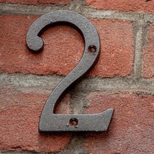 Stilvolle Hausnr. "2" für Hauswand, Hausnummer | Eisen, Antikbraun |H10,2xB5,5cm