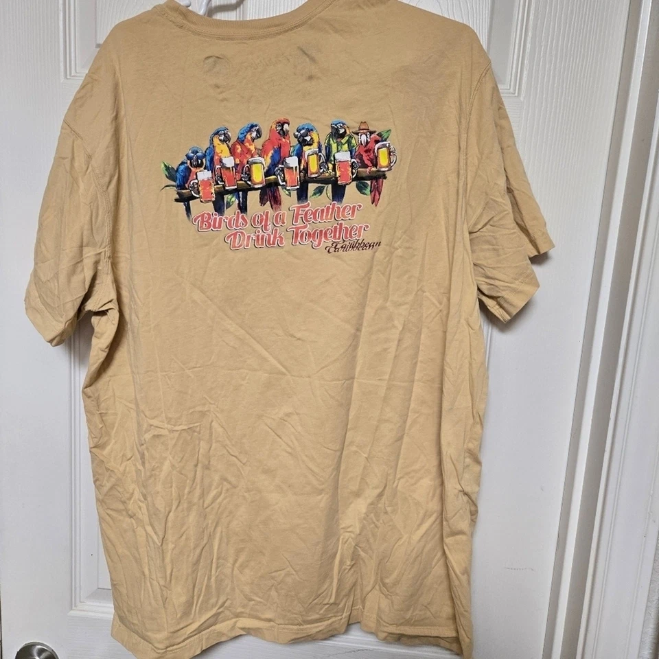 Мужская футболка Caribbean Birds of a Feather Drink Together 2XT светло-желтый попугай  - Изображение 4 из 4