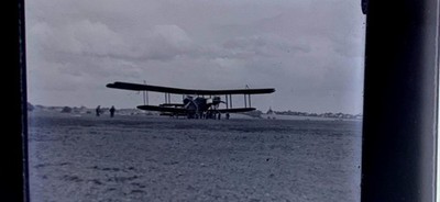 GLASNEGATIV 3'' x 4'' BI-PLANE LANDETE MENSCHEN DORF IM HINTERGRUND