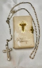 JUEGO LIBRO PRIMERA COMUNIÓN DE COLECCIÓN (español) y rosario religioso, bonito diseño c1960