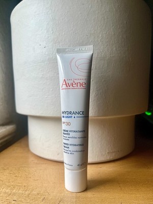 Avène Hydrance BB-LIGHT Moisturizing Emulsion Tinted