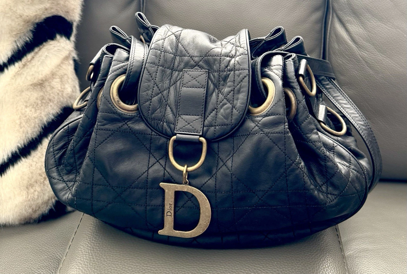 Authentique sac à bandoulière Christian Dior à rabat cannage en noir.