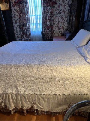 VNTG MATELASSE COVERLET Bedspread Queen White 84  x 92  Scalloped Edge PRISTINE!