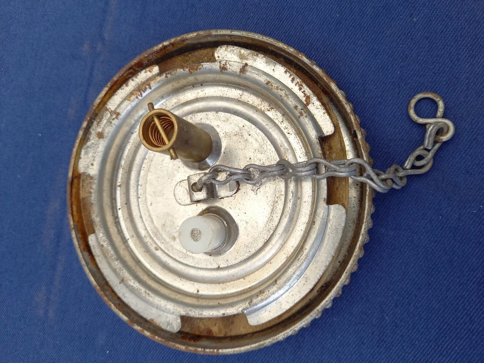 Tapa de llenado del tanque de combustible Land Rover Serie 1 2 y Mini Moke 4 orejetas - RTC2261 231189 - Imagen 2 de 3