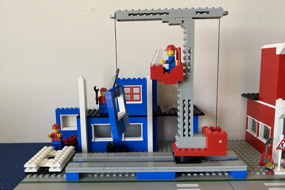 LEGO Town: Legend Main Street (10041) USED W/ Original Instructions and Box - Image 3 of 4