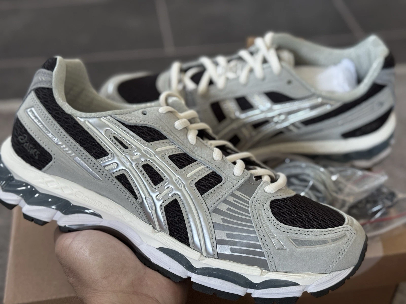 KITH per ASICS GEL Kayano 12.1 taglia 7UK 8US crema di torba Nuovo di zecca