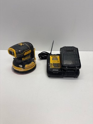 DEWALT DCW210 20V BRUSHLESS SANDER W/BATTERY AND CHARGER (P08036812)