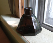 OPEN PONTIL DEEP AMBER NEW ENGLAND 8 SIDED UMBRELLA INK BOTTLE 1840s CRUDE