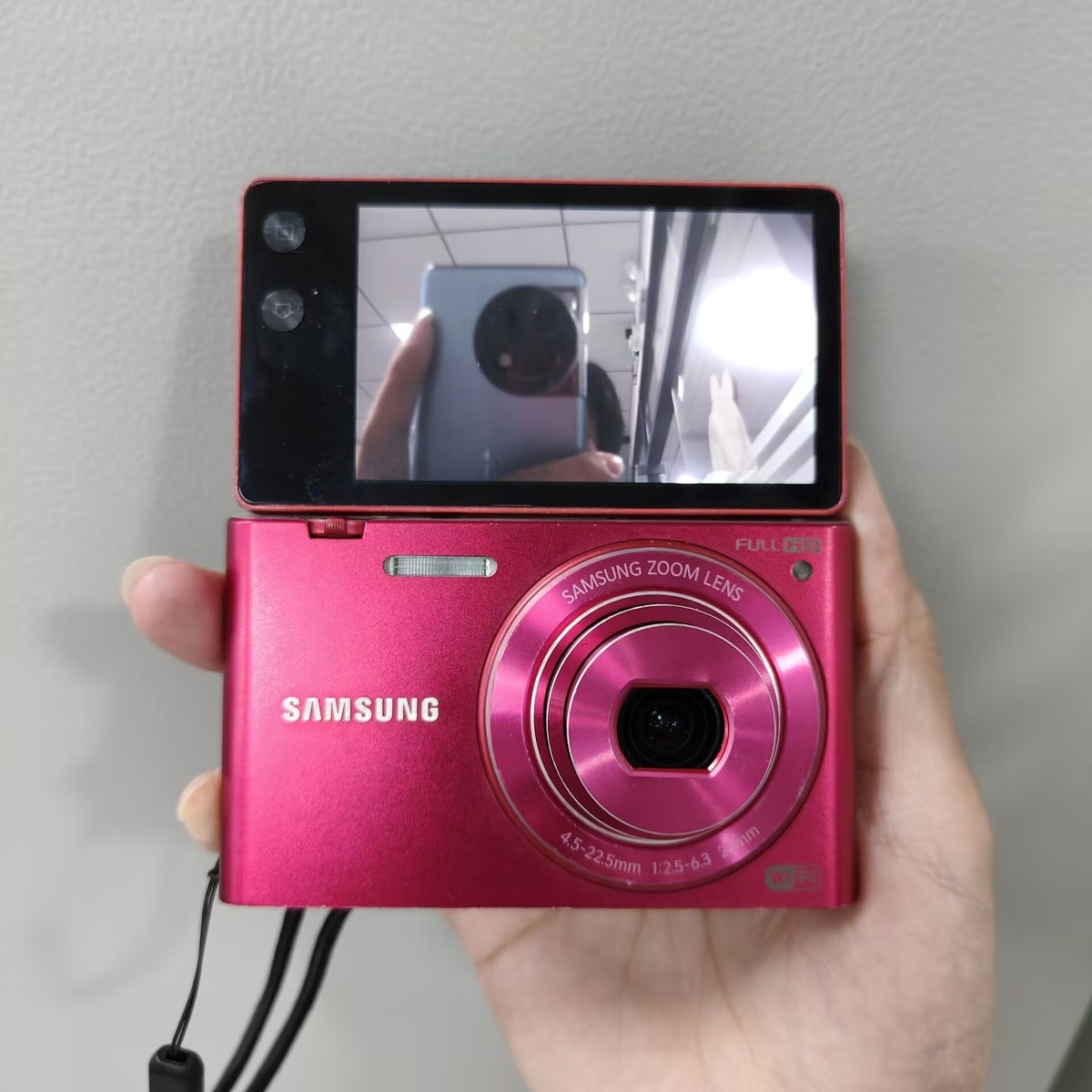 Samsung MV900f 16.1MP 5x Optical Zoom Flip-out Touch Screen Vlog