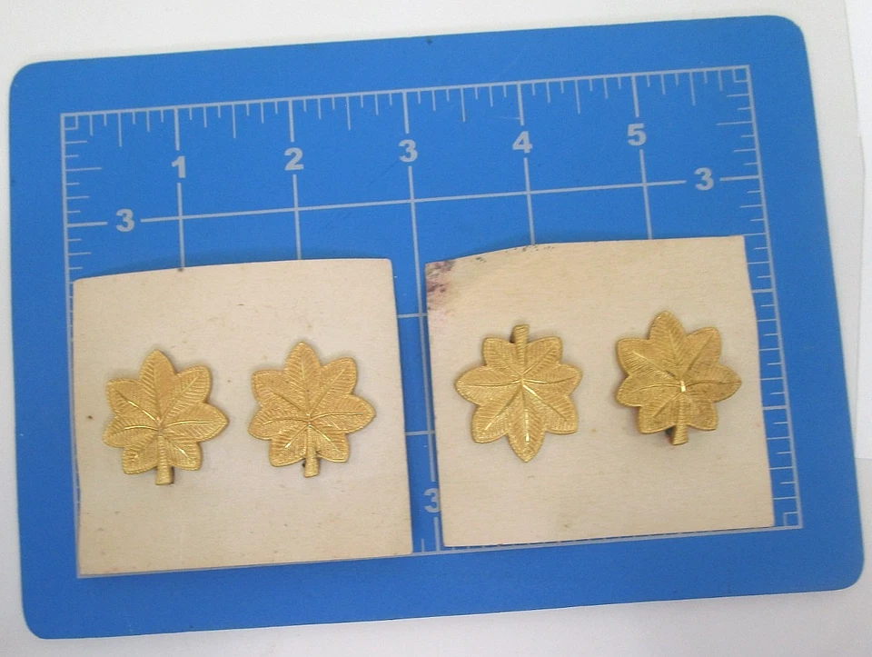 Prendedores de rango de hombro de hoja de roble mayor de la Segunda Guerra Mundial en papel original como nuevos raros nos Foto 4 de 4
