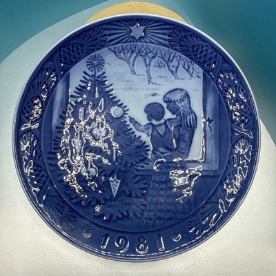 Vintage 1981 Royal Copenhagen  Admiring The Christmas Tree  Plate