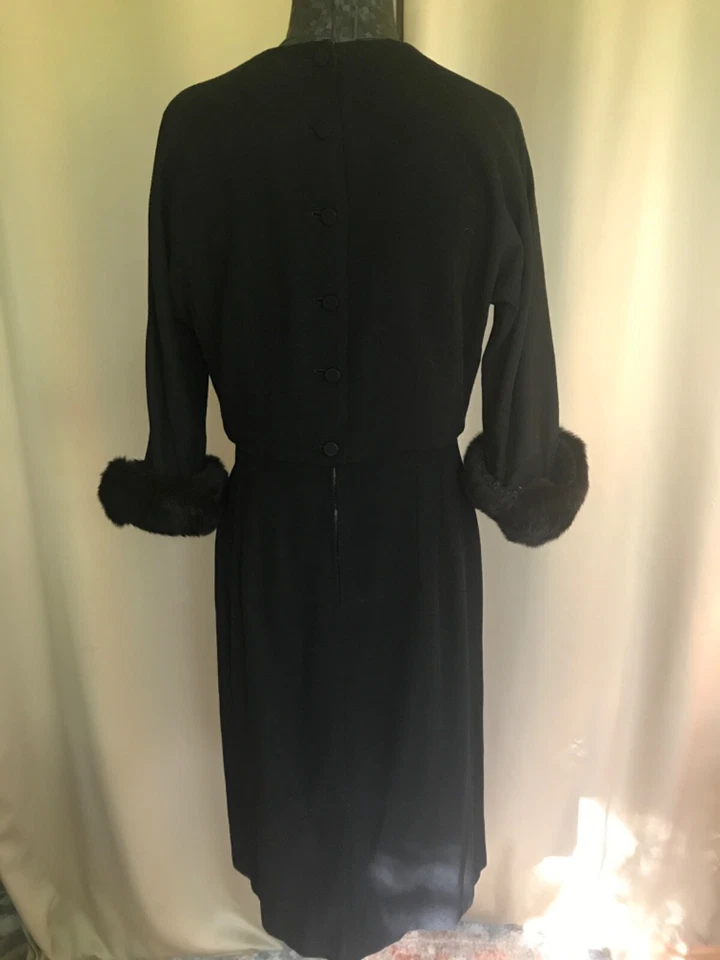 Vestido negro pequeño vintage años 60 2 piezas con chaqueta corta acabado con puños de visón. Foto 4 de 4