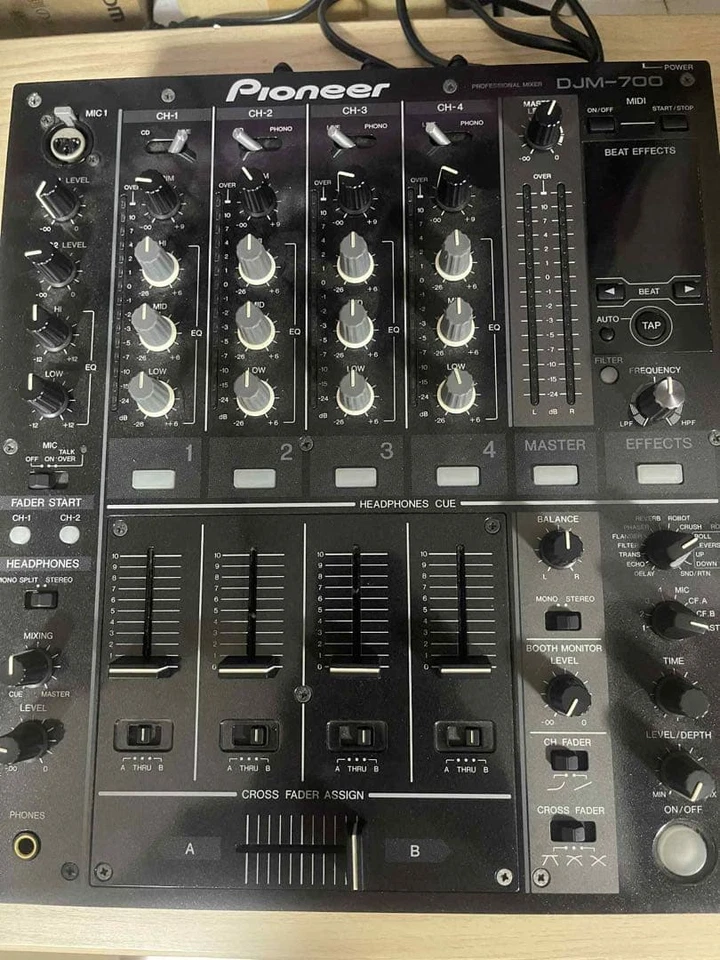 Pioneer DJM-700 Black 4-Channel Digital DJ Mixer 24bit 96kHz - Image 2 of 4