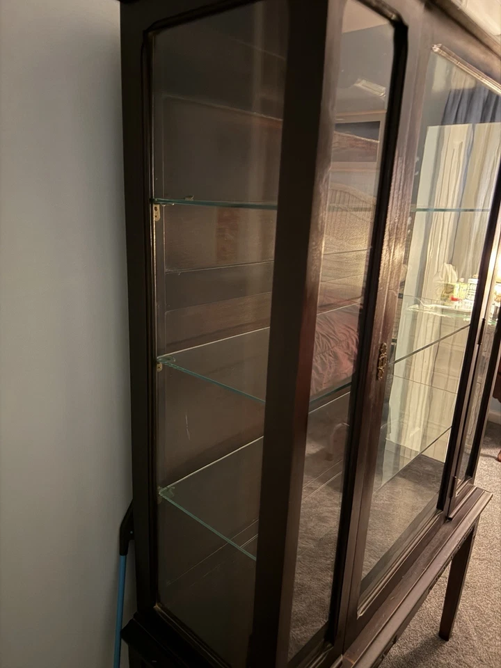 Armário Curio de Madeira/Vidro Estilo Antigo com Chave de Fechadura Estilo Antigo Funcionando - Imagem 2 de 3