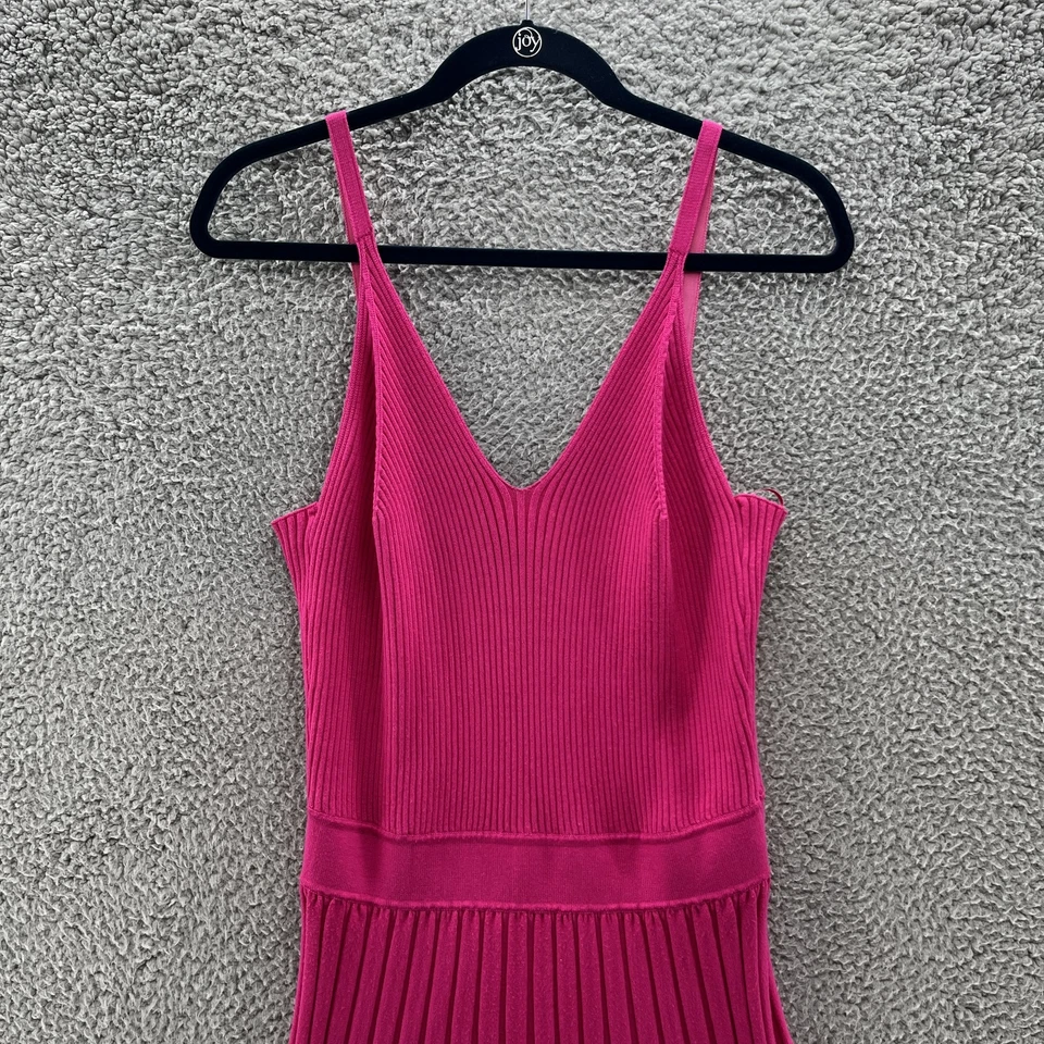 Vestido Milly Grande Rosa Plisado Sin Mangas Tejido Elástico Cuello en V Calce Swingy Acampanado Foto 2 de 4