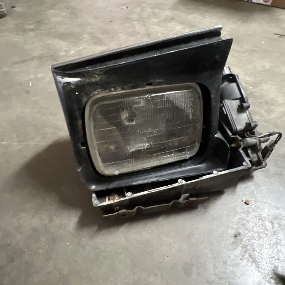 1982-1985 PONTIAC FIREBIRD TRANS AM GTA POWER POPUP HEADLIGHT Passenger & Driver - Image 3 of 4