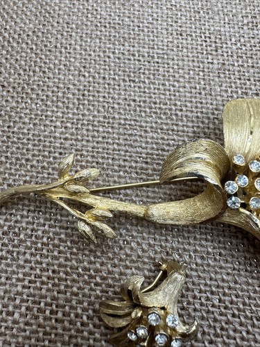 Vintage BSK BROOCH SET BRUSHED GOLD Textured CLIP EARRINGS RHINESTONES Floral - Picture 6 of 16