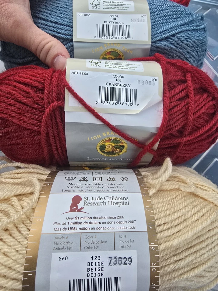 Lote de hilo marca León Vanna's Choice escarlata polvoriento azul arándano beige Foto 2 de 2