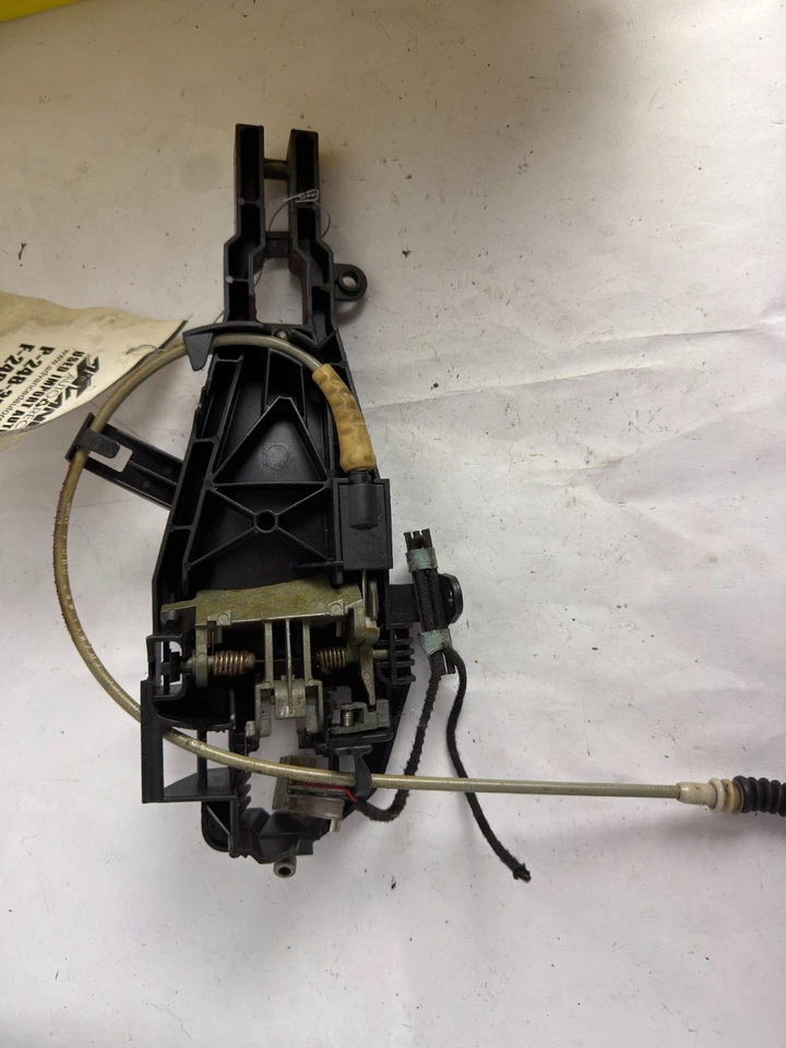 Soporte de manija de puerta exterior del lado del conductor delantero izquierdo BMW 335i 2007-2013 OEM Foto 2 de 3