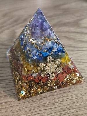 Orgonit Pyramide Energiebringer, groß 7 Chakren
