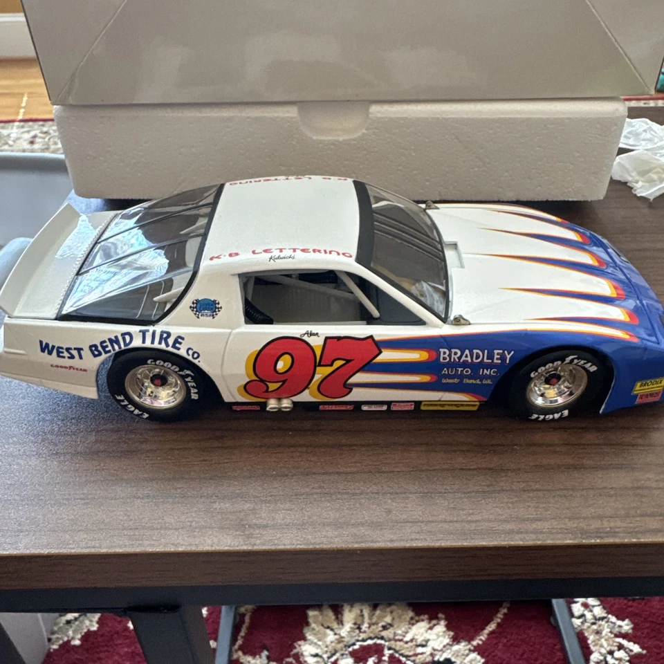 Neumático Alan Kulwick #97 West Bend 1983 1/24 Firebird Xtreme Stock Car Action Foto 4 de 4