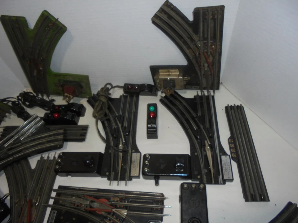LIONEL HUGE LOT OF O GAUGE TRACK AND SWITCHES VINTAGE POST WAR 130 PIECES TRACKS - Image 4 of 4