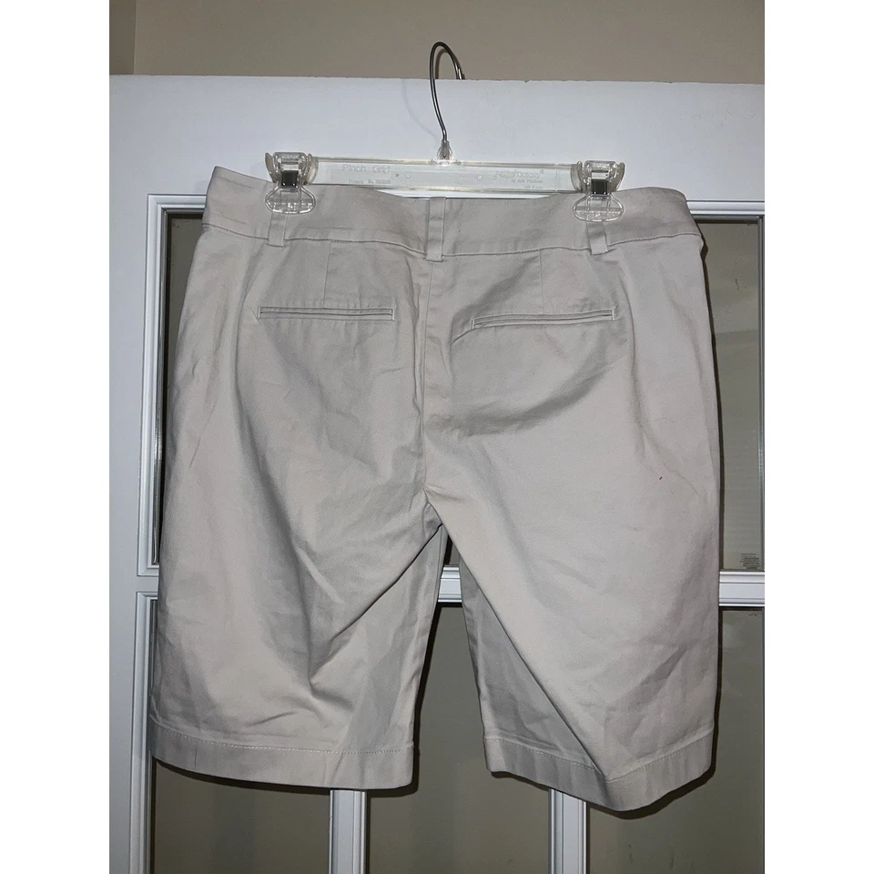Bermudas para mujer Ann Taylor Petite talla 6 cortas paseo marítimo caqui beige tostado Foto 2 de 3
