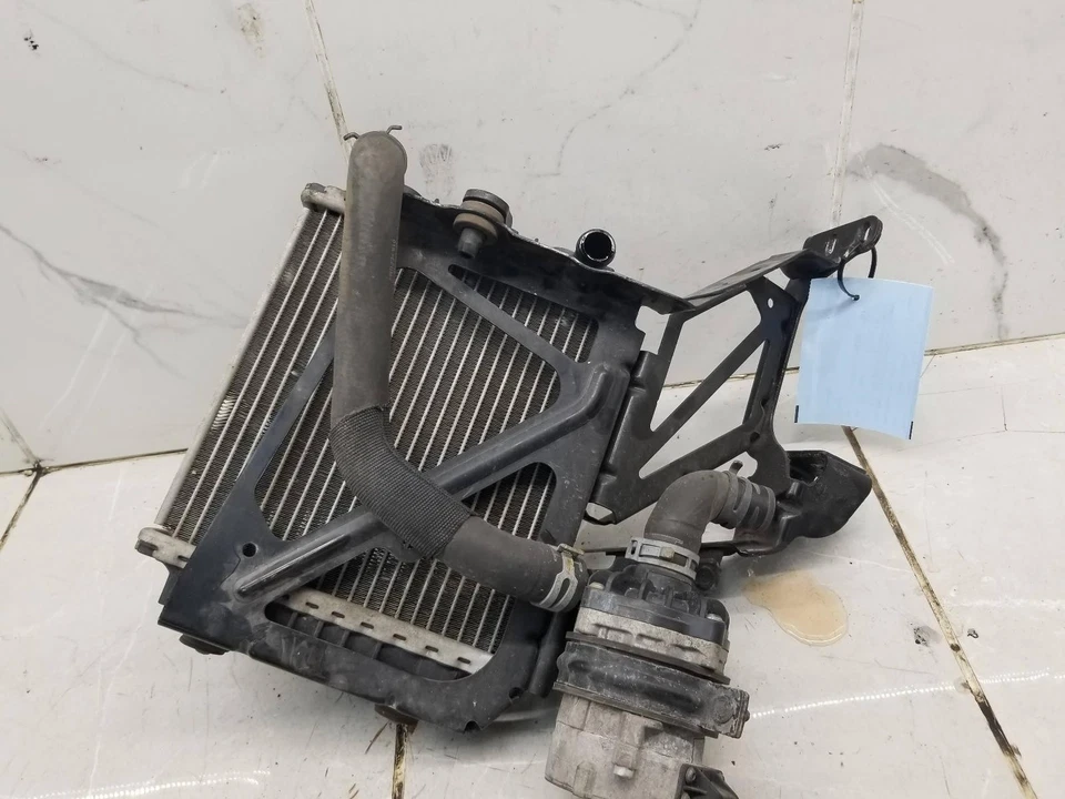 Audi A6 2013 radiador auxiliar izquierdo con soporte y bomba de agua P/N 4Go 121 212 #010538 Foto 3 de 4