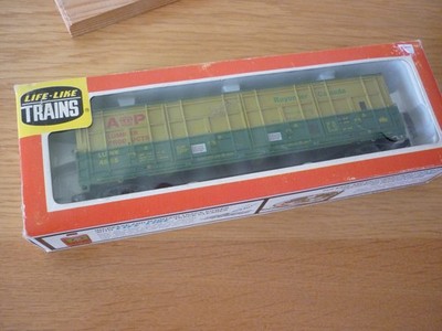 Rayonia Canada: Thrall Box Car: Life-like Trains 08994 : Ho Scale: Boxed V Good