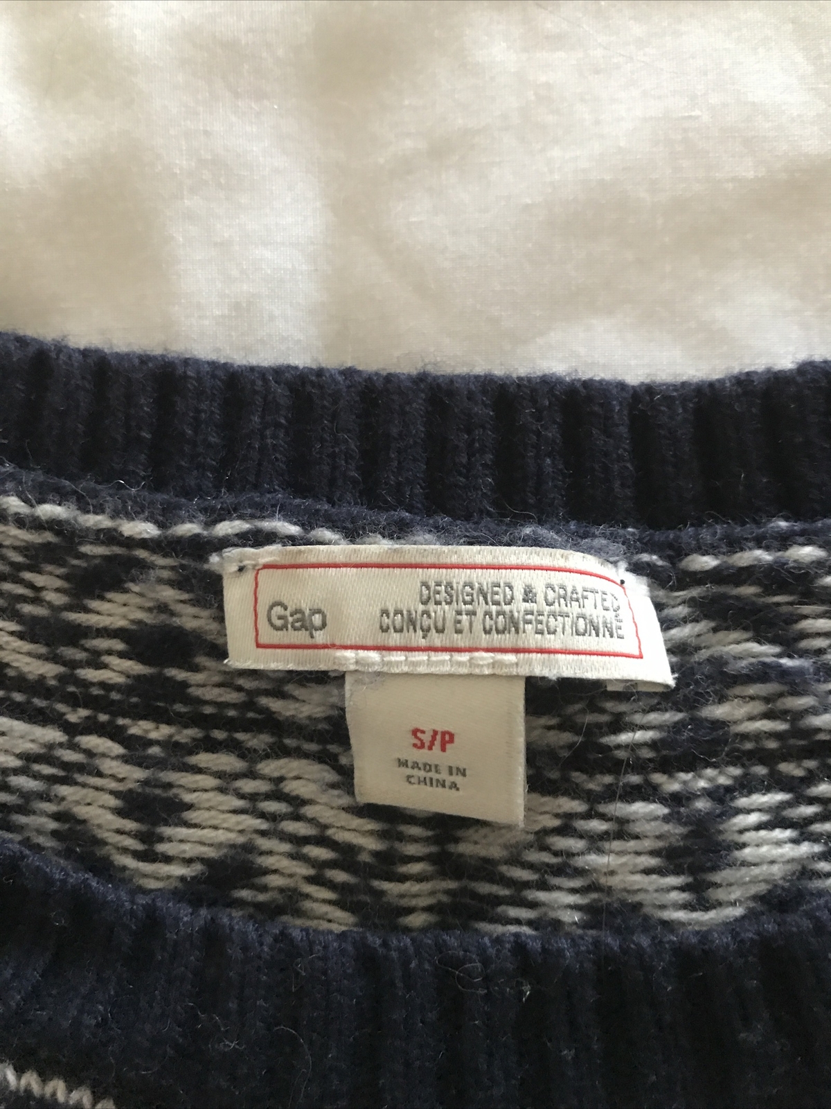 Blur Winter Pattern Jumper GAP Size Small with pi… - image 2
